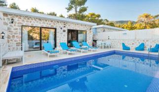 Kalkan İslamlar Köyünde konumlanan muhafazakar Balayı Villası Villa Stone House 1,  iki yatak odalı olup dört kişi kapasitesine sahip